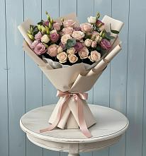 Букет цветов из:  Розы и Лизиантусы в Коряжме