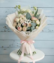 Букет цветов из:  Розы и Лизиантусы в Коряжме