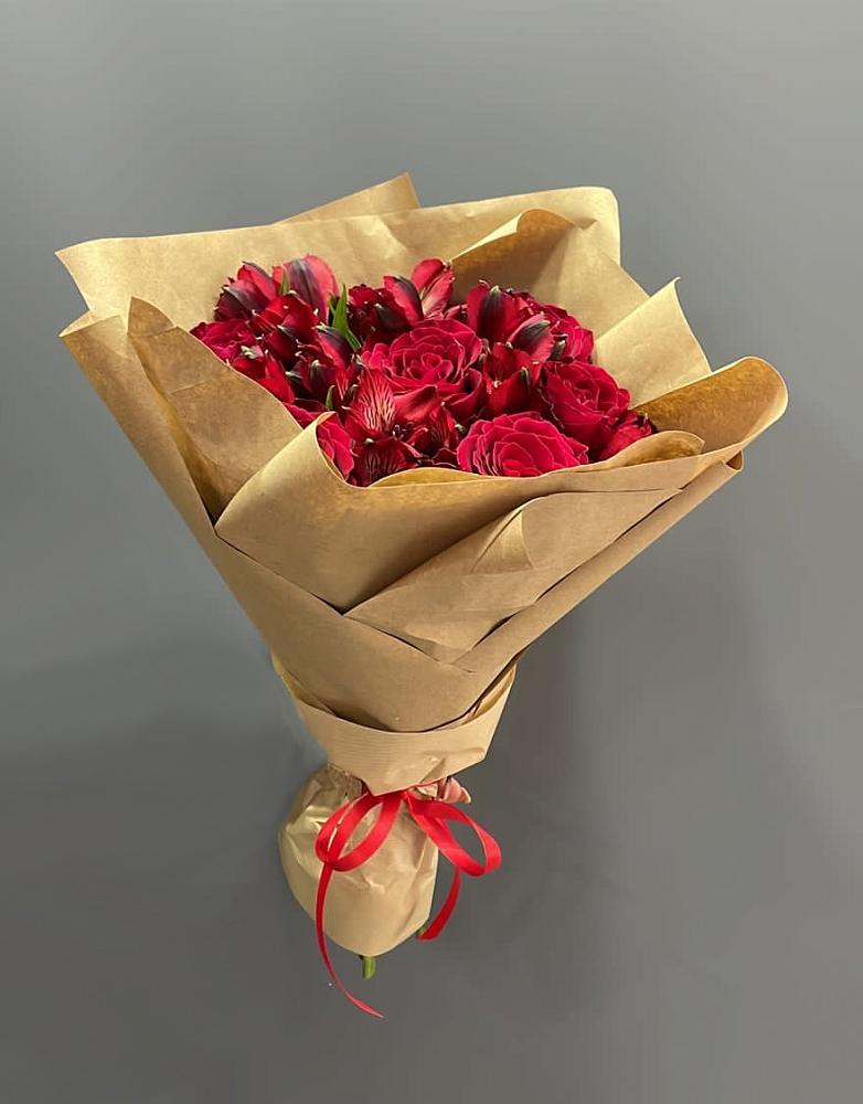 Букет цветов из: Альстромерии и Розы в Коряжме