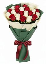 Букет Микс из красных и белых роз в Коряжме