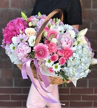 Композиция солнечный день в Коряжме Цветочная композиция из Розы, Хризантемы, Пионы и Лизиантусы в корзине в Коряжме