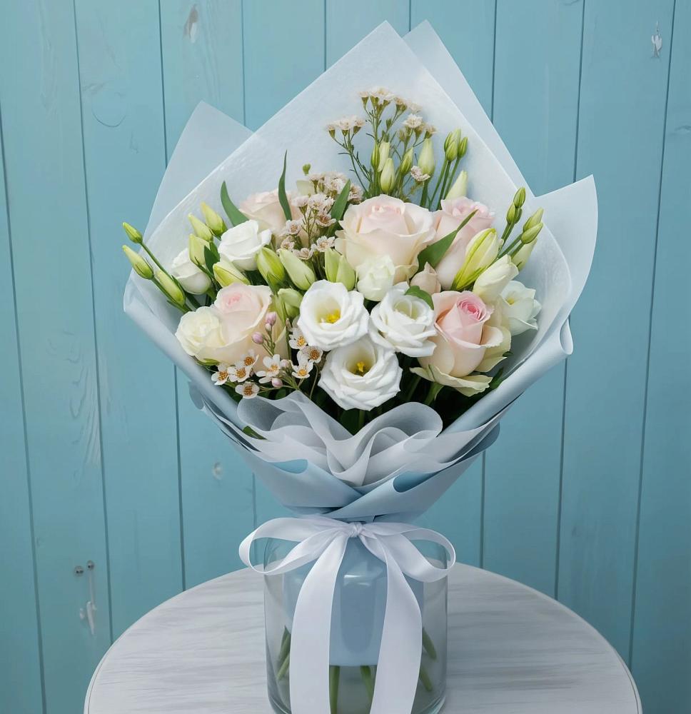 Букет цветов из: Розы и Лизиантусы в Коряжме