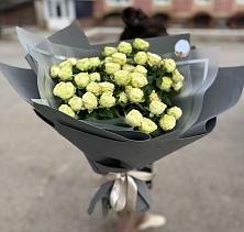 Букет Белые кустовые розы Солинеро в Коряжме