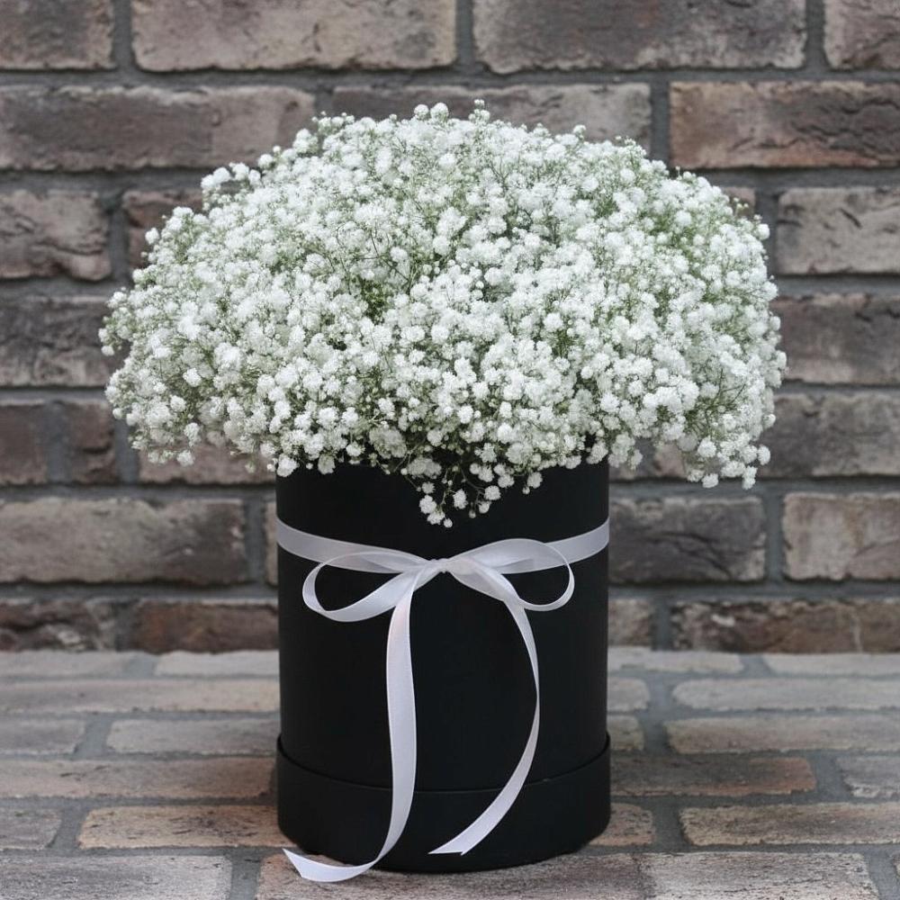 Цветочная композиция из Гипсофила в шляпной коробке в Коряжме