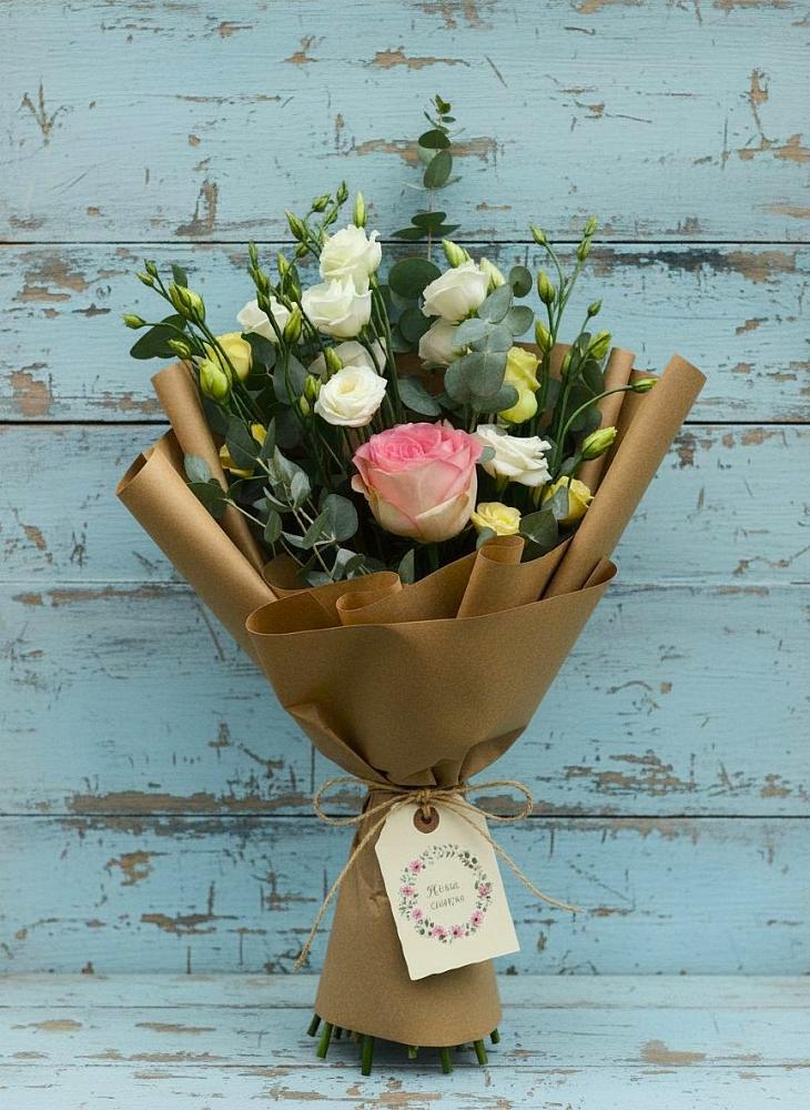 Букет цветов из: Розы и Лизиантусы в Коряжме