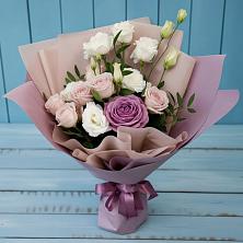 Букет цветов из:  Розы и Лизиантусы в Коряжме