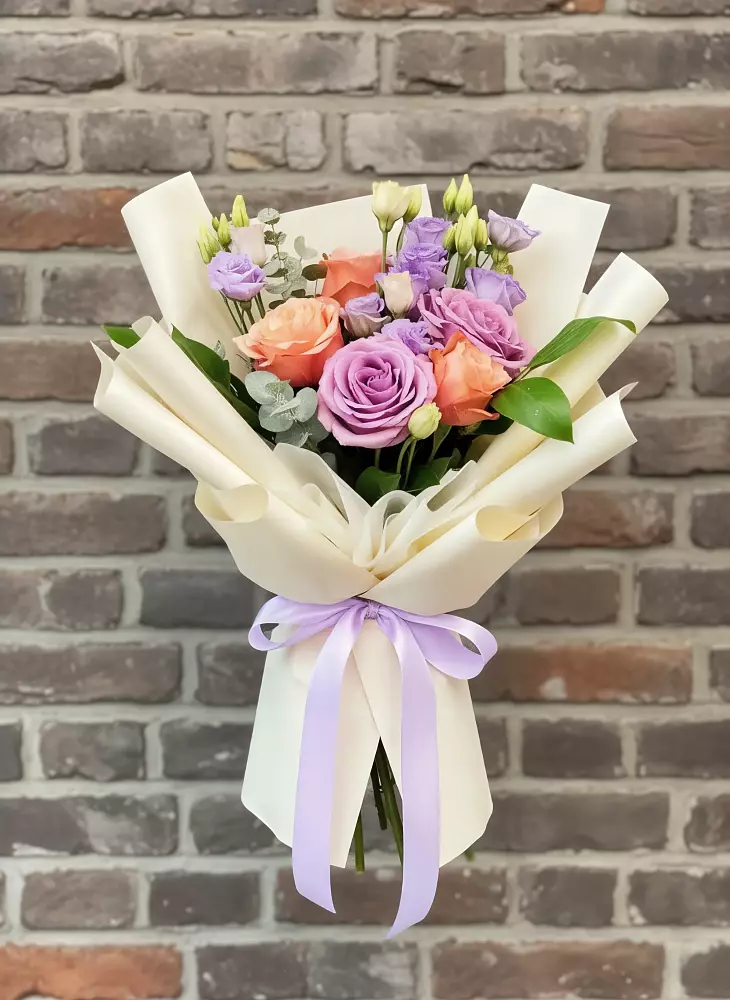 Букет цветов из: Лизиантусы и Розы в Коряжме