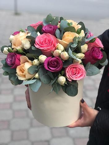 Цветочная композиция из Розы в шляпной коробке в Коряжме