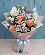 Букет цветов из:  Лизиантусы, Розы, Альстромерии и Гипсофила в Коряжме