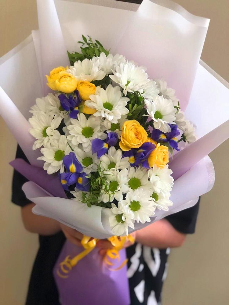 Букет цветов из: Ирисы, Хризантемы и Розы в Коряжме