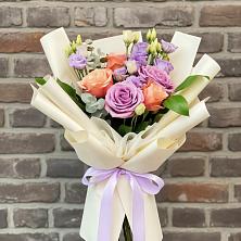 Букет цветов из:  Лизиантусы и Розы в Коряжме