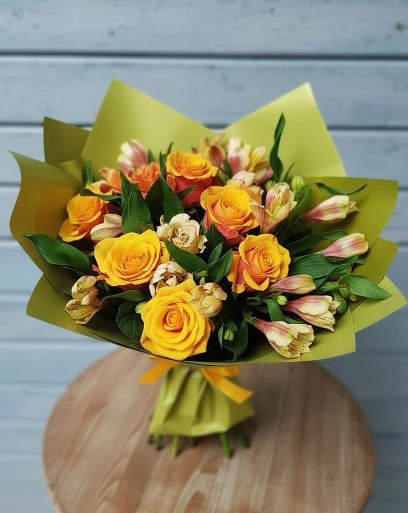 Букет цветов из: Альстромерии и Розы в Коряжме