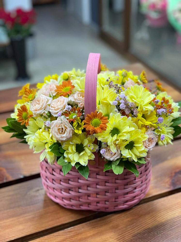 Цветочная композиция из Хризантемы и Розы в корзине в Коряжме