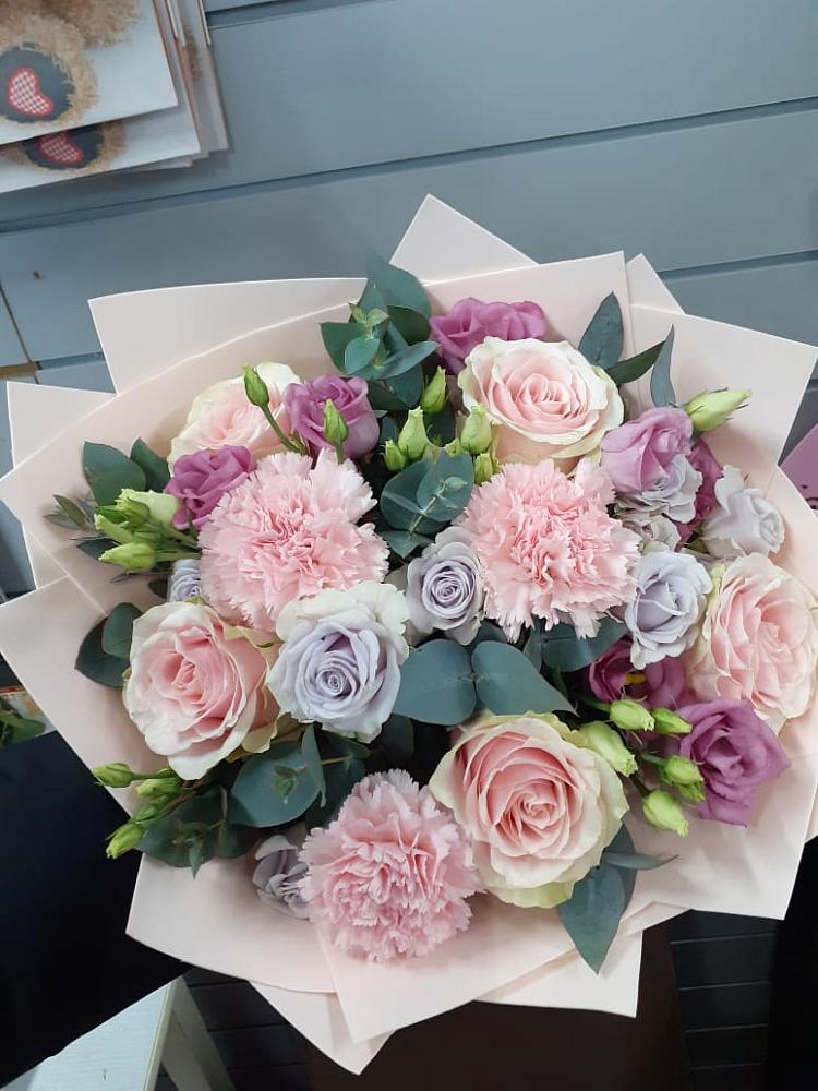 Букет цветов из: Розы, Гвоздики и Лизиантусы в Коряжме