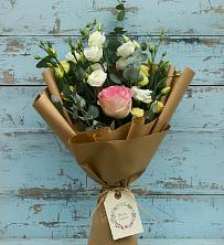 Букет цветов из:  Розы и Лизиантусы в Коряжме