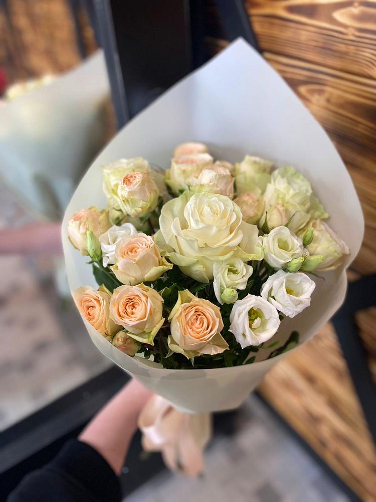 Букет цветов из: Розы и Лизиантусы в Коряжме