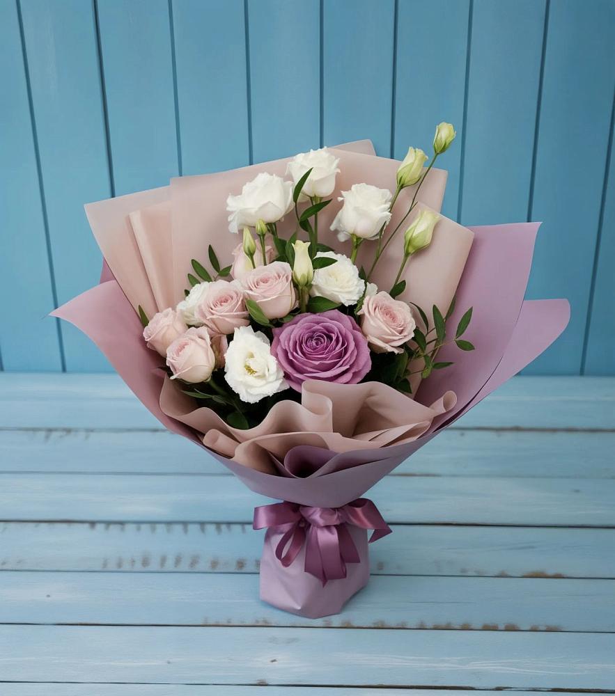 Букет цветов из: Розы и Лизиантусы в Коряжме